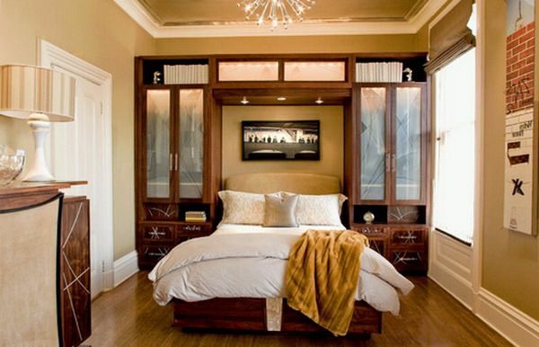 Armarios de madera en el dormitorio con iluminación cálida