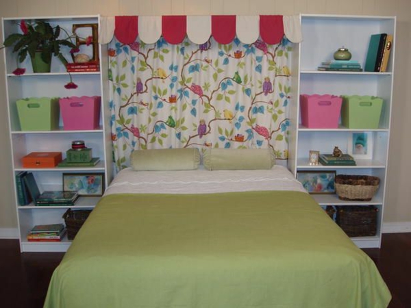 Cabecera con esquema de color divertido para un dormitorio acogedor