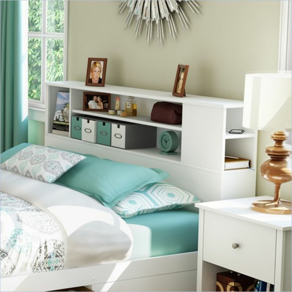 Dormitorio con accesorios azules y sistema de estantería para la cabecera