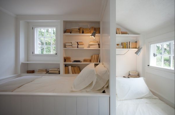 Libreros y fundas blancas para un dormitorio agradable