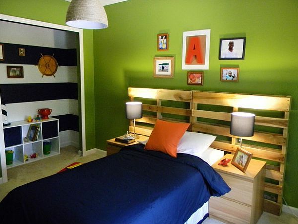 Dormitorio con diseño de pared verde y cabecera de madera