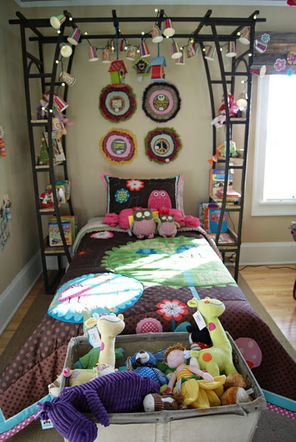 Use tazas y animales de peluche como elementos de decoración en el mobiliario del dormitorio
