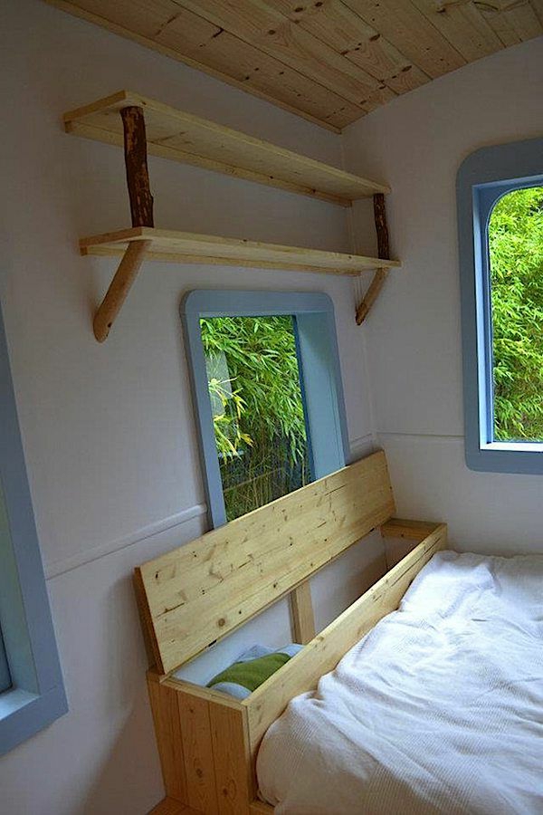 बेडरूम के एक असाधारण रूप के लिए लकड़ी के बक्से और अलमारियां