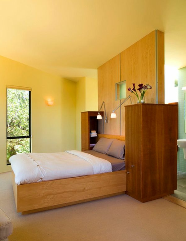 Diseño moderno para la cama en el dormitorio con una decoración llamativa