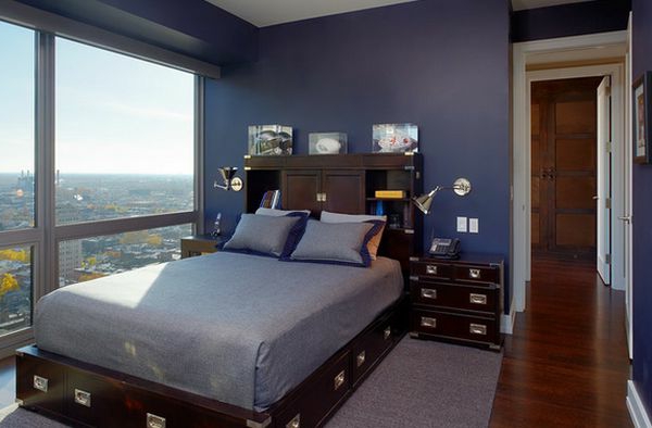 Cama alta y hermosa vista en el dormitorio con un diseño moderno