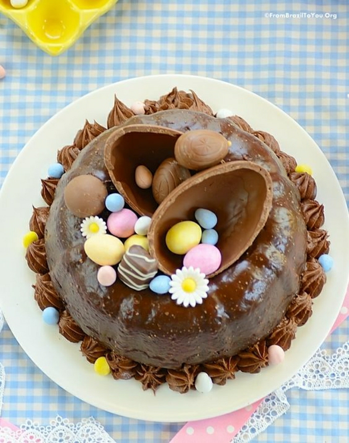 复活节蛋糕巧克力与漂亮的装饰巧克力蛋顶尖馅饼在盘子上