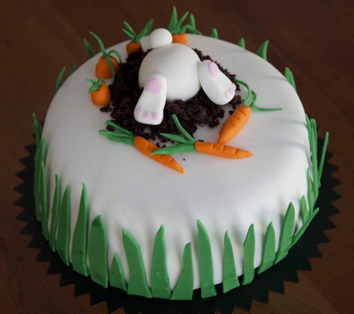 עוגה תוצרת בית של פונדנט לחג הפסחא לייצר ארנב וגזר