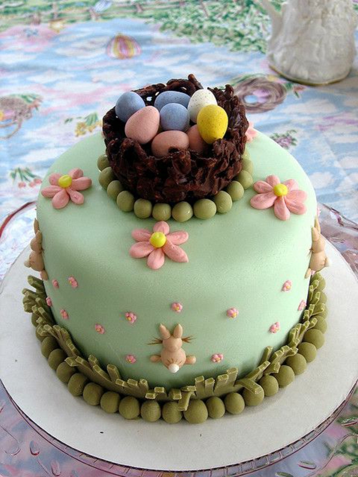 复活节蛋糕由复活节糖果与复活节巧克力制成