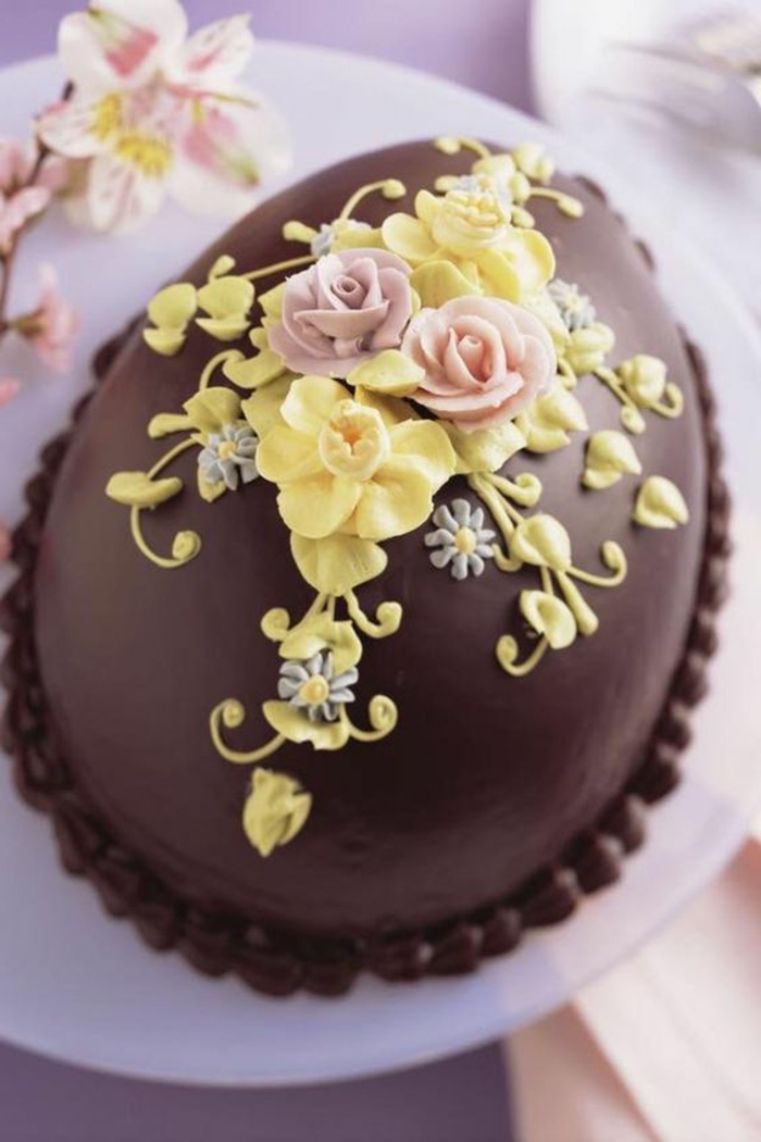 复活节彩蛋主题蛋糕与巧克力装饰花朵格拉祖尔