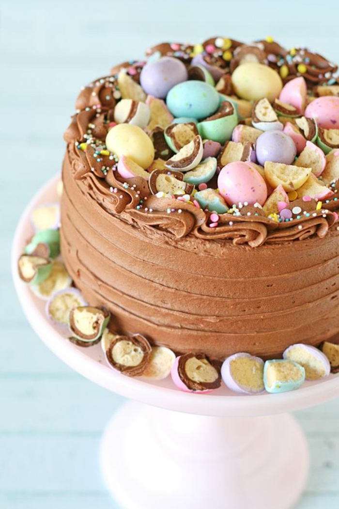 复活节蛋糕与巧克力奶油复活节彩蛋作为复活节装饰