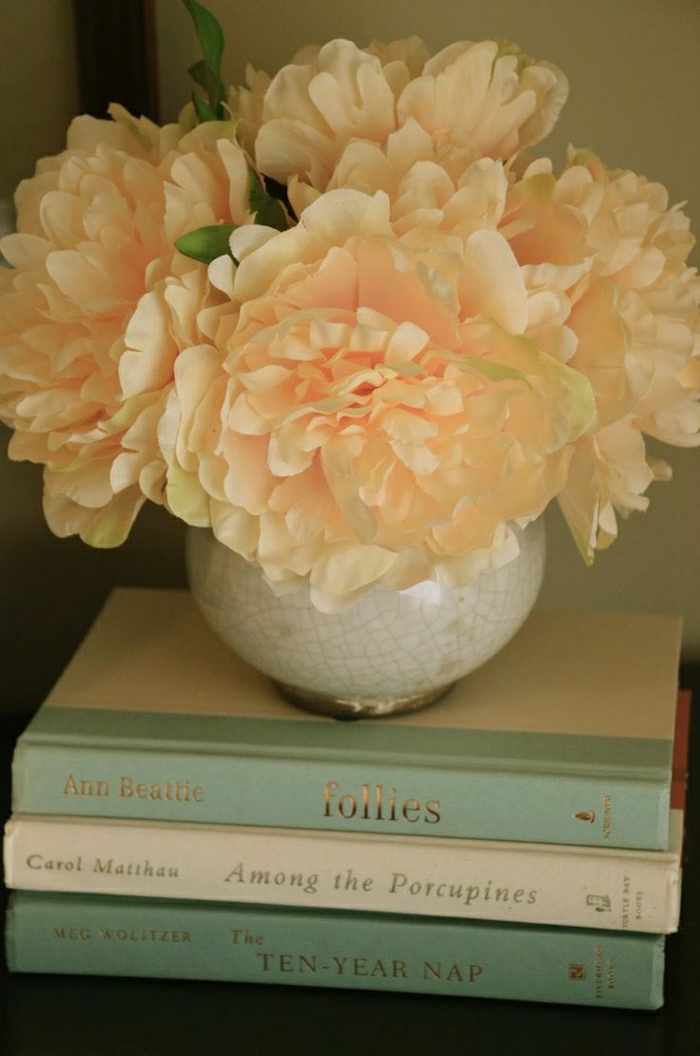 Κομοδίνο διακόσμηση λουλούδι χρώμα ροδάκινο βιβλία