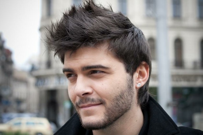 Fülbevaló-for-men-férfi frizurák