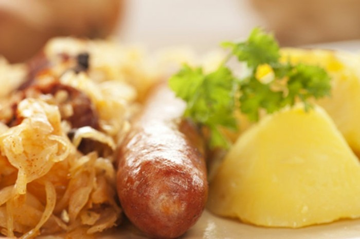 Oktoberfest λουκάνικο τροφίμων και βοτάνων πατάτα
