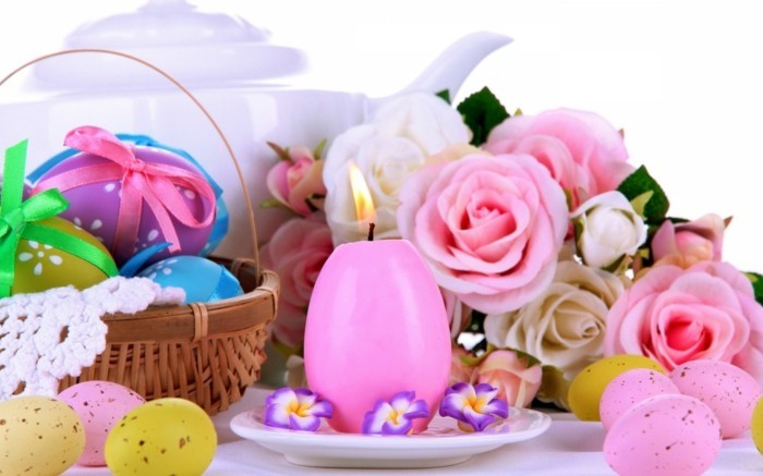 Uskrs pozadina-sa-jajima u obliku ružičaste svijeće