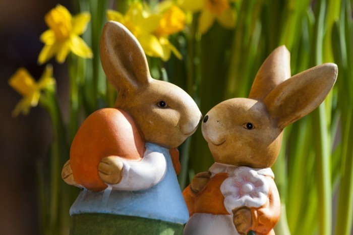 Uskrs pozadine-sa-dva-ljubljenje Easter Bunny
