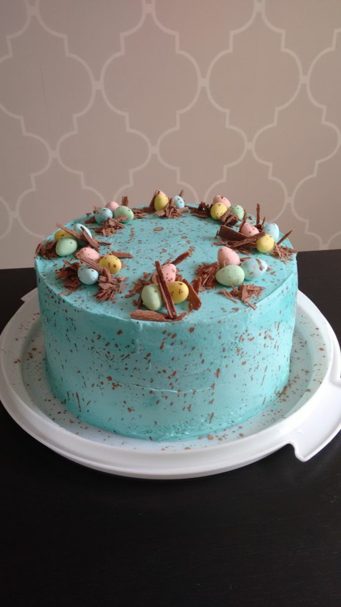 复活节的主题蛋糕与用巧克力片装饰的巧克力斑点
