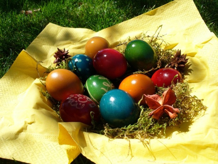טפט פסחא עם ביצים-על-צהובות-מפיות צבעוניות