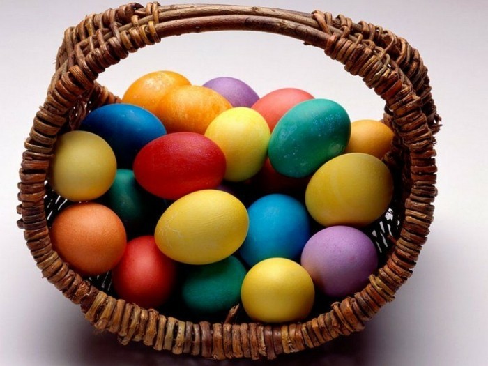 טפטים פסחא עם אחת בצבע-ביצים-ב-סל