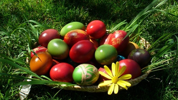 Easter háttérkép színű-tojás-in-bag-on-a-rét