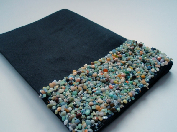 एक DIY हैंडबैग के लिए सजावटी छोटे पत्थर - रचनात्मक सिलाई