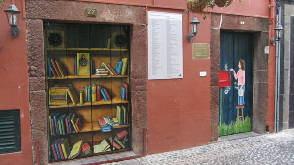 Painted_doors_on_Rua_de_Santa_Maria, _Funchal, _Madeira