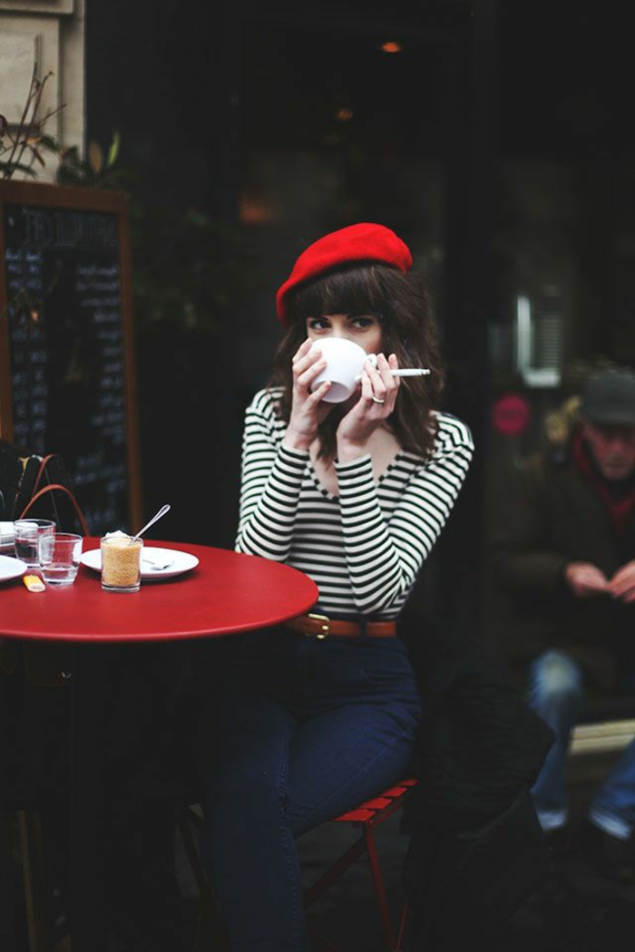Paris classique d'image fille tasse Café-rouge bonnet français café cigarette table rouge