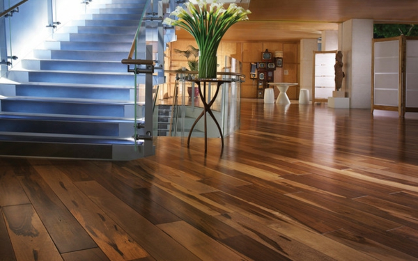 实木复合地板式 - 美丽的彩色功能于起居室现代楼梯