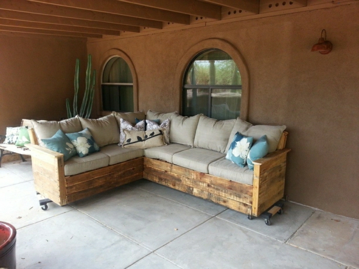 Αίθριο γωνία σχεδιασμού καναπέ παλέτα μπεζ ταπετσαρία πολύχρωμα μαξιλάρια Cactus