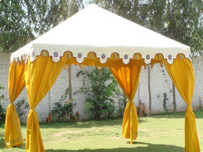 אוהל ביתן עם וילונות צהובים