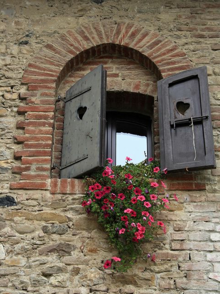 Plaisance-Italie Murs maison en pierre aristocratique et fenêtre romantique bois volet fenêtre fleur