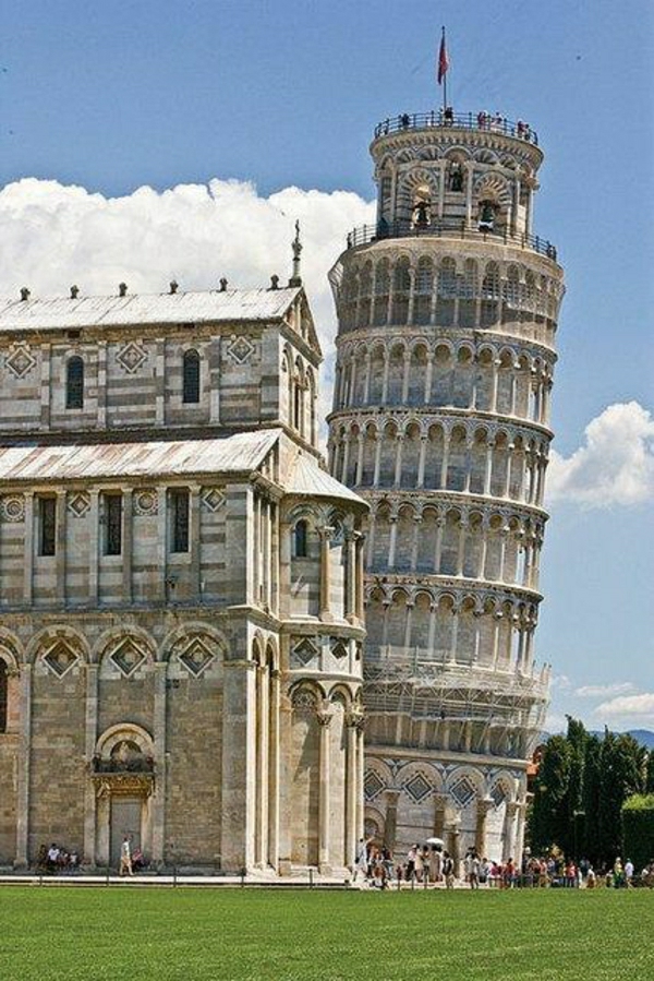 Pisan katedraali Kellotorni väärässä