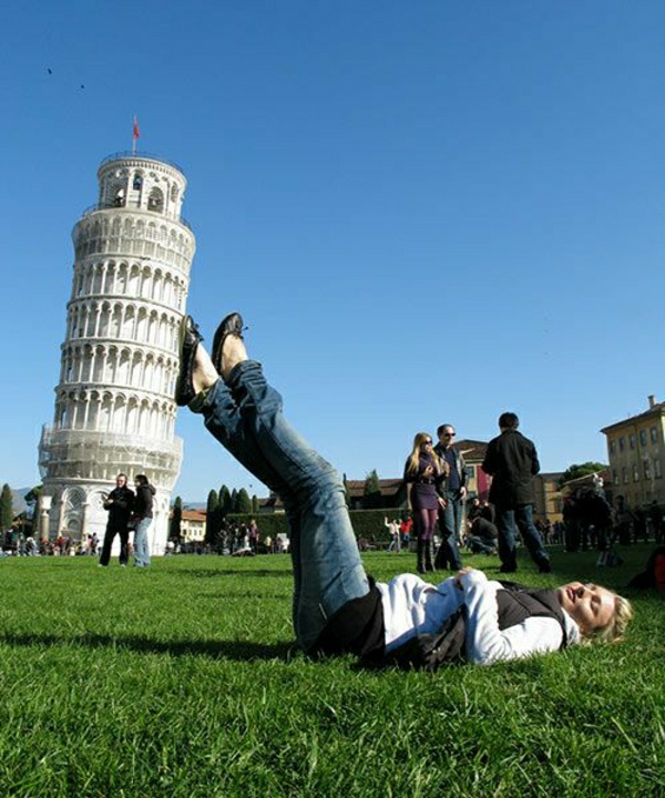 Pisa torni Tyttö niityllä