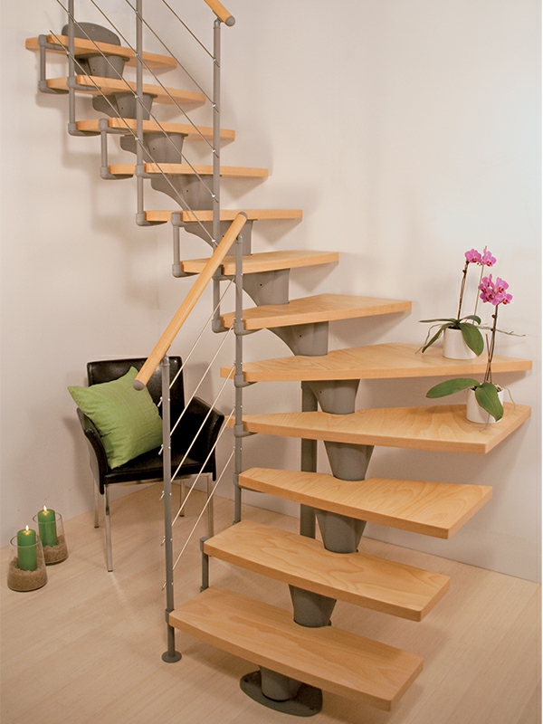 félig fordított lépcsők korlátokkal és fából készült lépcsőkön