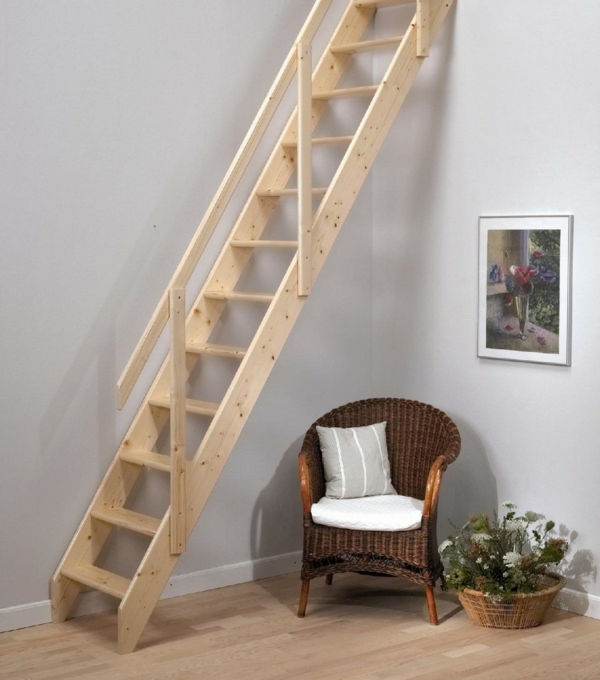 Escaliers peu encombrants en construction simple en bois