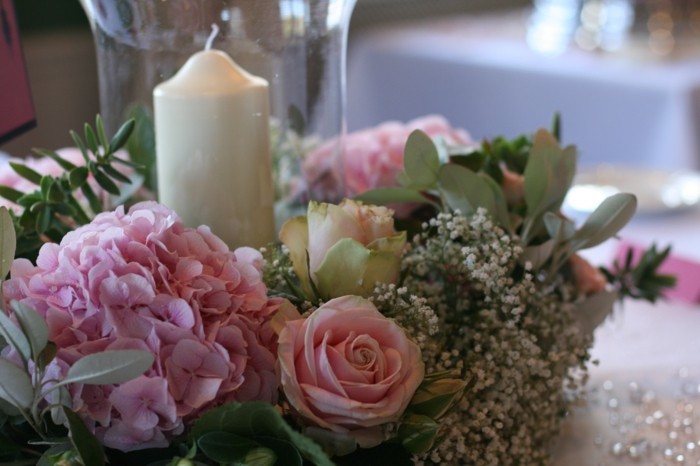 Deco romántica con velas y flores