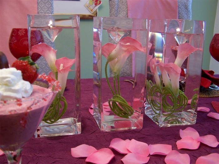 Romántica decoración de la mesa de flores en vasos