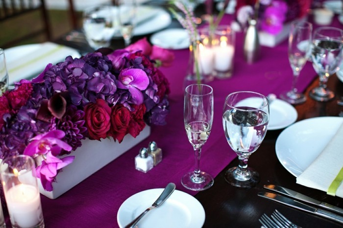 रोमांटिक टेबल सेटिंग-इन-बैंगनी रंग