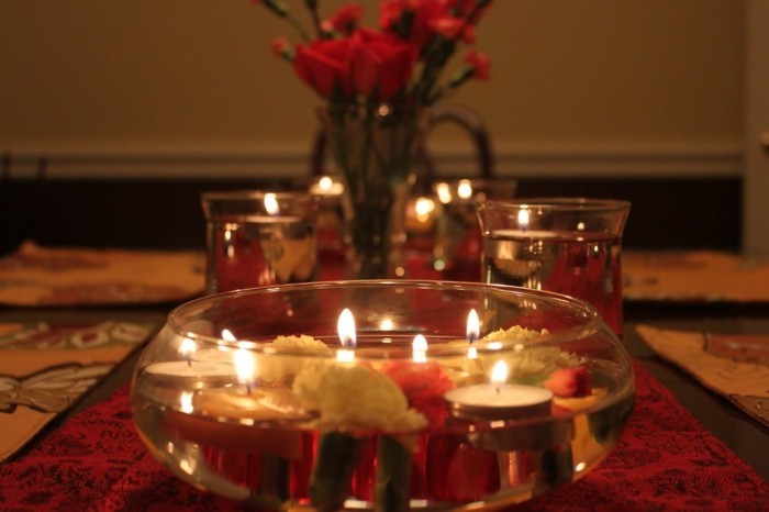 tabla de la decoración romántica-con-velas en el agua