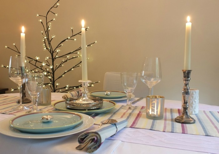 tabla de la decoración romántica-con-velas y luces de colores