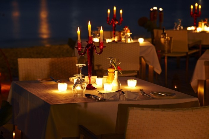 tabla de la decoración romántica-con-velas artificiales