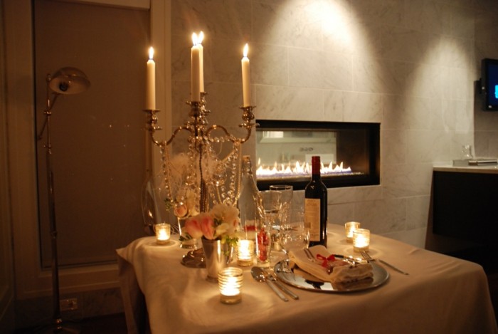 decoración de la mesa-con-rojo-vino romántica