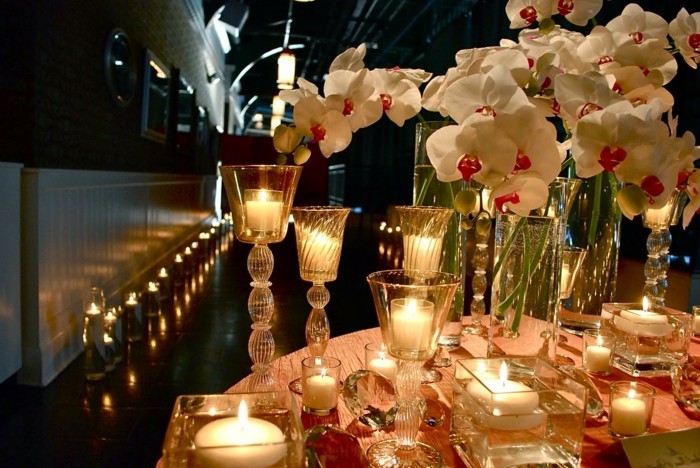 tabla de la decoración romántica-con-muchos candeleros