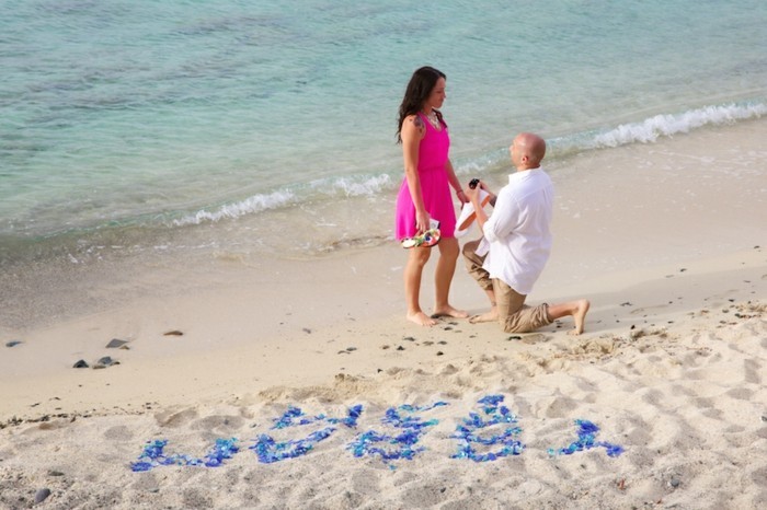 Романтична ожени-а-плаж-с писмо до пясък