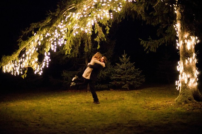 Романтична Брак Предложение под дърво с-Beleuchtigung