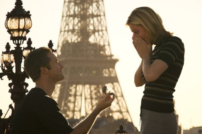 Романтична Брак Предложение преди-Айфелова кула