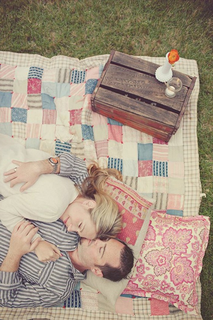 浪漫的野餐以彩色的枕头
