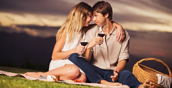 浪漫的野餐用红葡萄酒