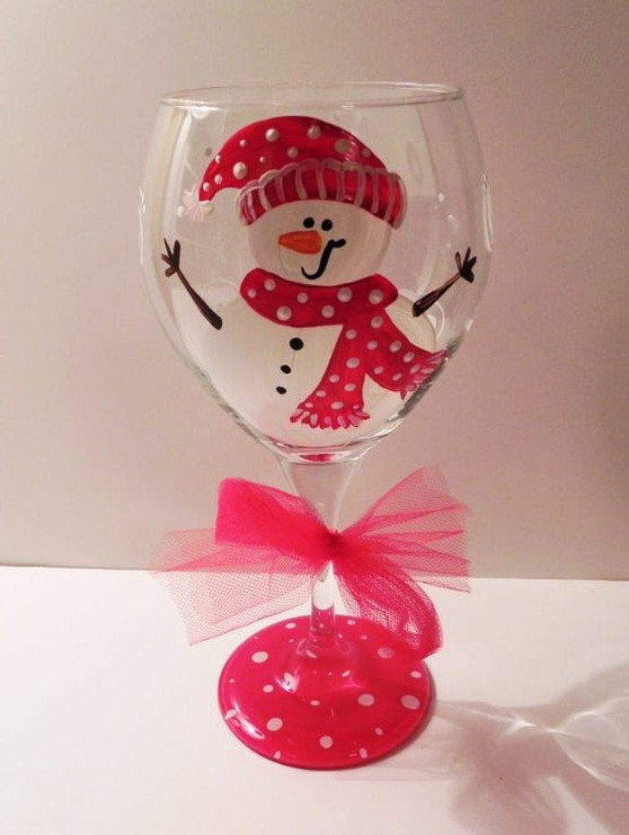 अजीब बात है हस्त क्रिसमस सजावट के साथ रेड वाइन ग्लास