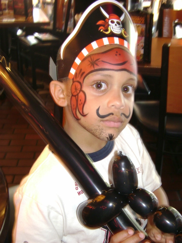 ماكياج القراصنة - صبي مع الماكياج والقبعة