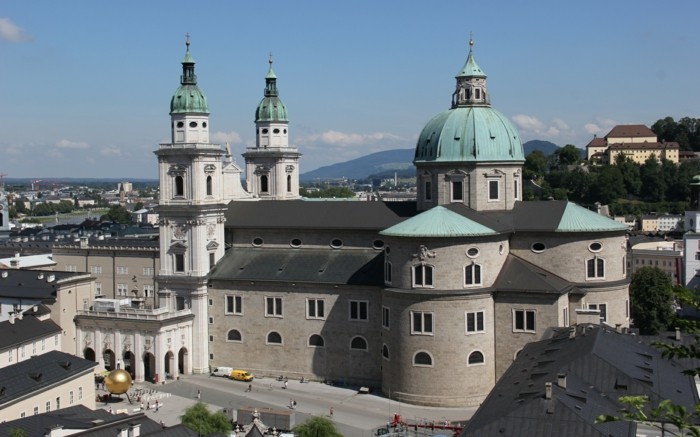 Salzburgin katedraali Upea-barokkiarkkitehtuurista